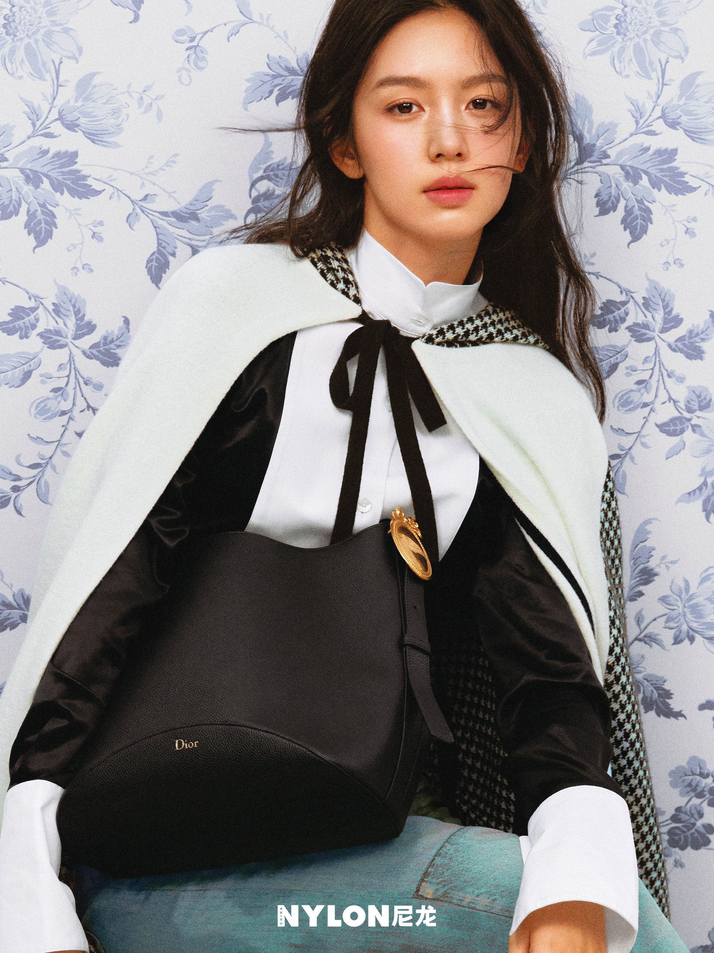 周也登上《尼龙NYLON》2026年4月刊封面，今年继二小费加罗之后在解锁新刊，