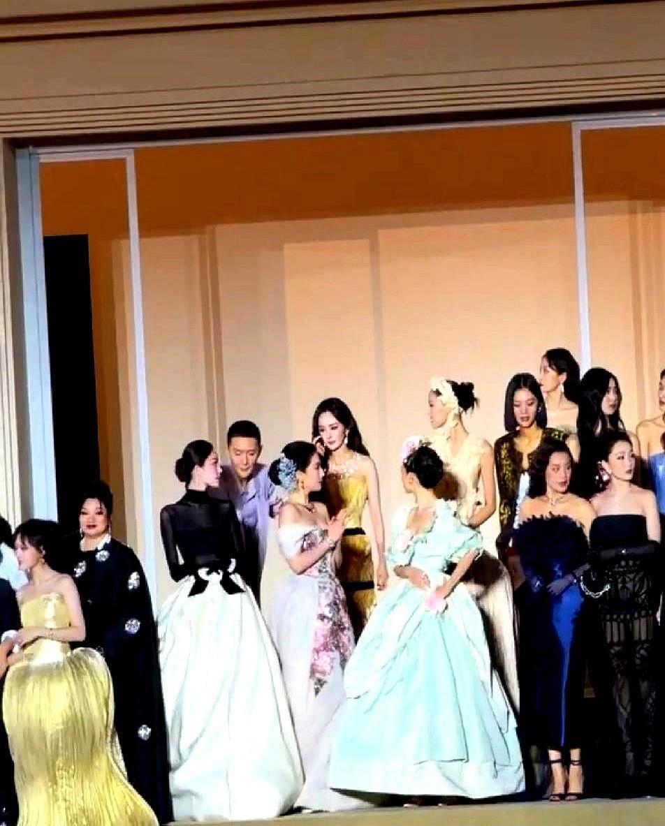 杨幂没人搭理，站那儿挺着。刘亦菲一眼瞅见，走过去一招手：“坐我这儿。”没剧