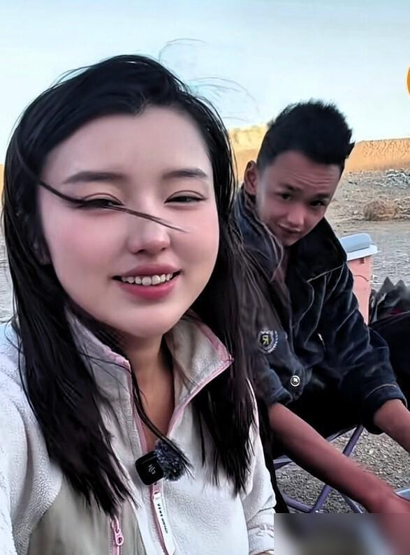 徒步女子在318路上结识了一名男子，两人搭伴同行，休息时男子帮她洗衣服，她拿出在