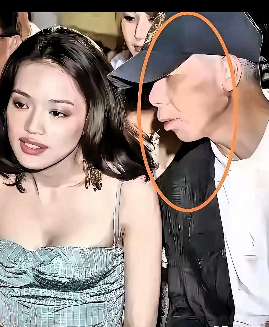 这拍摄的水平，必须拿世界摄影金奖，把冯导眼神拍的太哇塞啦！攝影师水平还真不一般