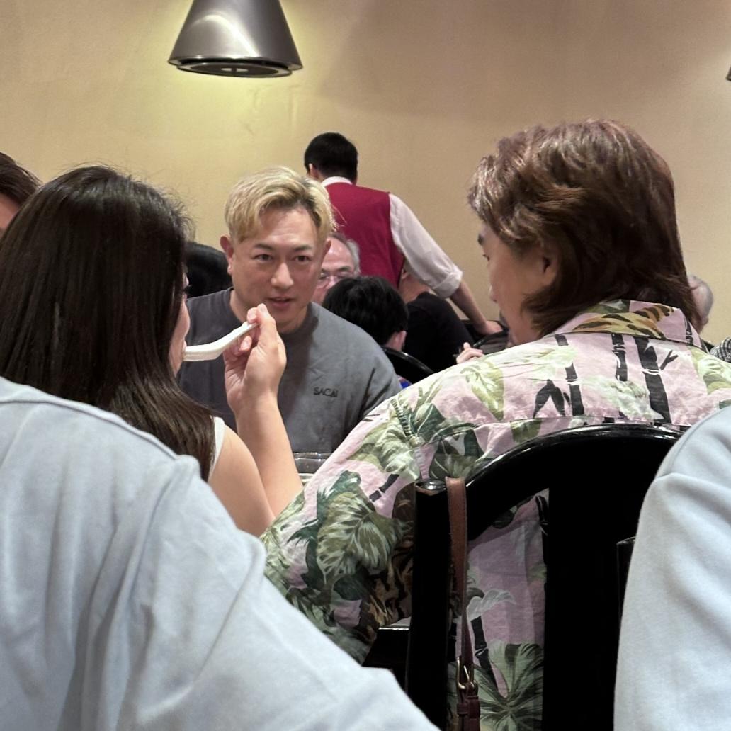 前TVB男星陈键锋和朋友现身温哥华一间华人餐馆吃饭，他整个人变化好大，身材胖了很