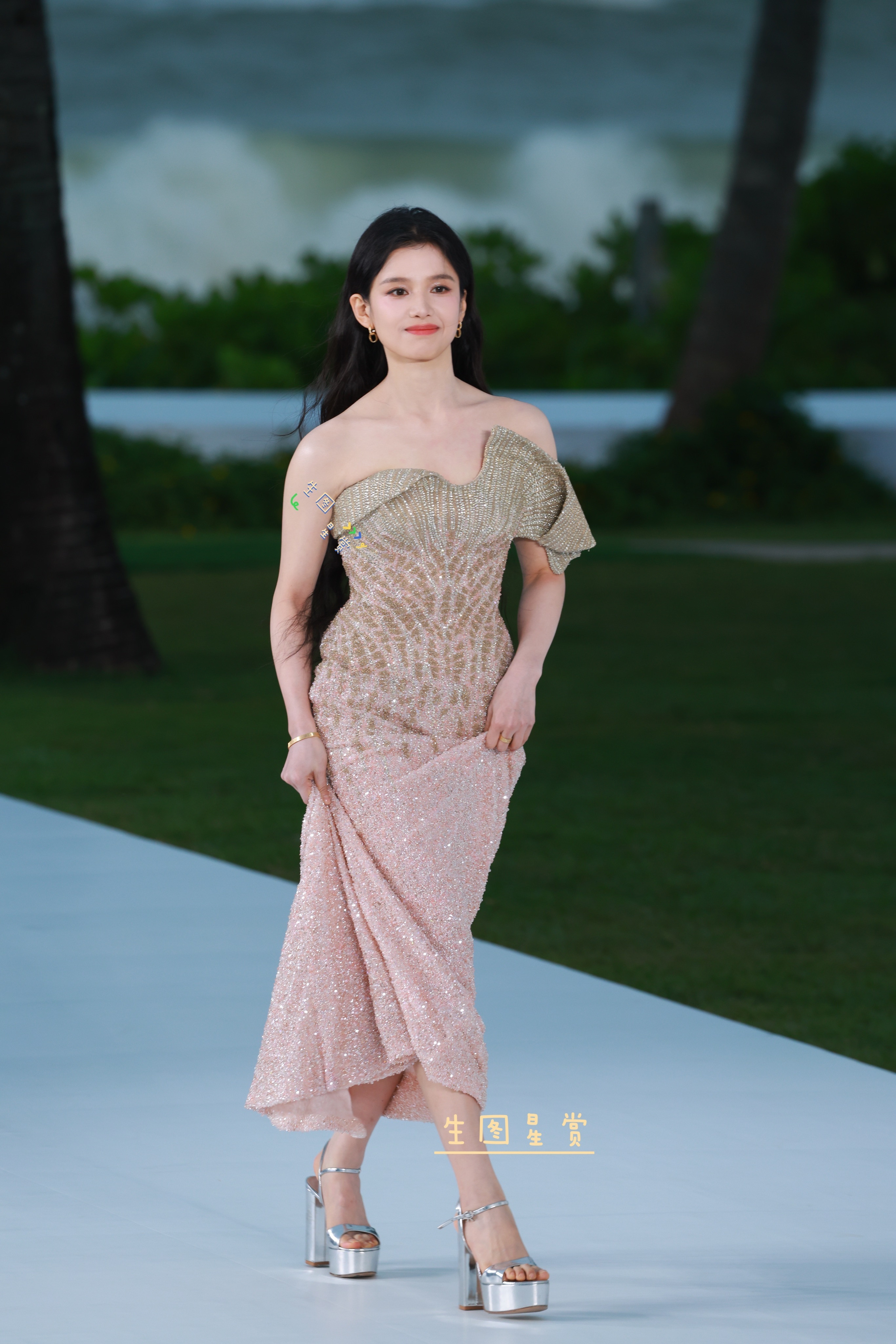 张婧仪ELLE红毯九宫格生图仪颜完全长在我的审美点上啊啊啊～～张婧仪香