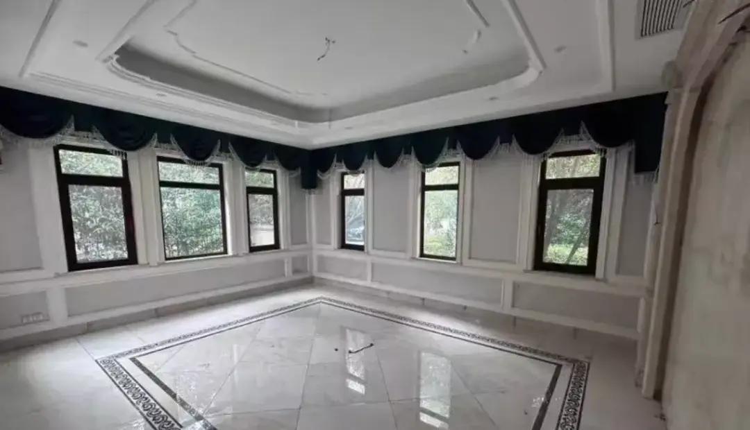 浙江湖州德清县那边一栋挺不错的独栋别墅最近法拍了，这事儿挺热闹，好几千人围观呢。