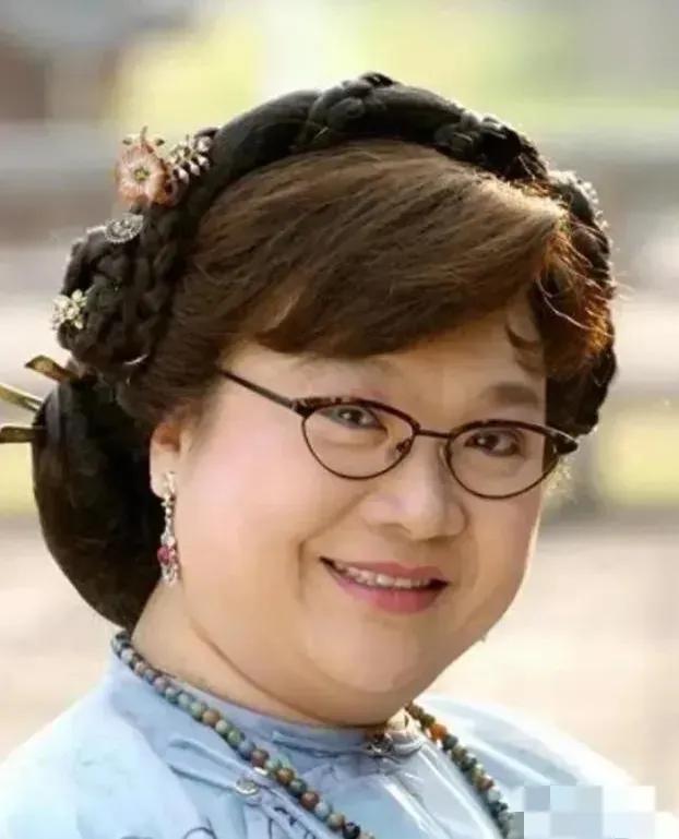 2008年，沈殿霞在奄奄一息之际突然清醒过来，女儿郑欣宜紧张地问她还有什么事情要