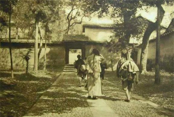 古代书生“进京赶考”，路上的山贼为何不敢劫掠？古代那些背着书囊、揣着盘缠的书