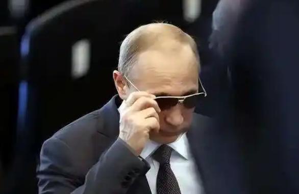 俄罗斯已经看清了，美国最近在外部接连出手，动作虽然分散，但手法如出一辙。无论是南