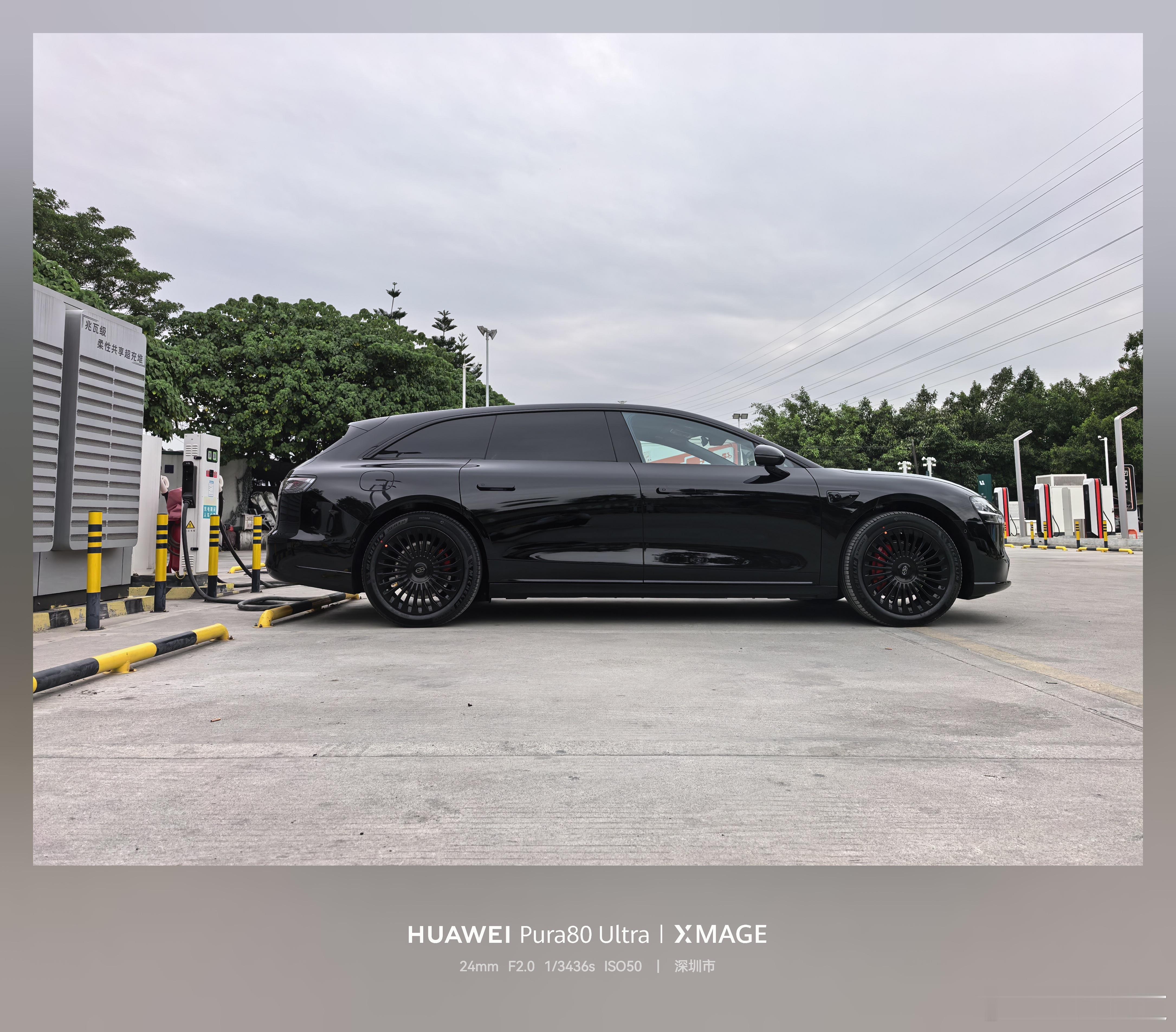 来给我的享界S9T充电，黑武士是真的帅啊，这侧颜无敌，这全黑的大轮毂，十分霸气！