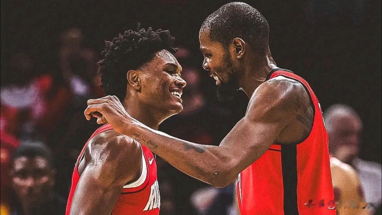 我觉得问题不在申京身上申京要是自己瞎打一两个可以说，但球球这么打，肯定是乌度卡