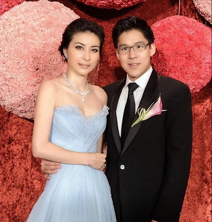 当年，郭晶晶结婚时，郭父母退回1100万彩礼，和价值3亿的四合院，婚礼当天，郭父