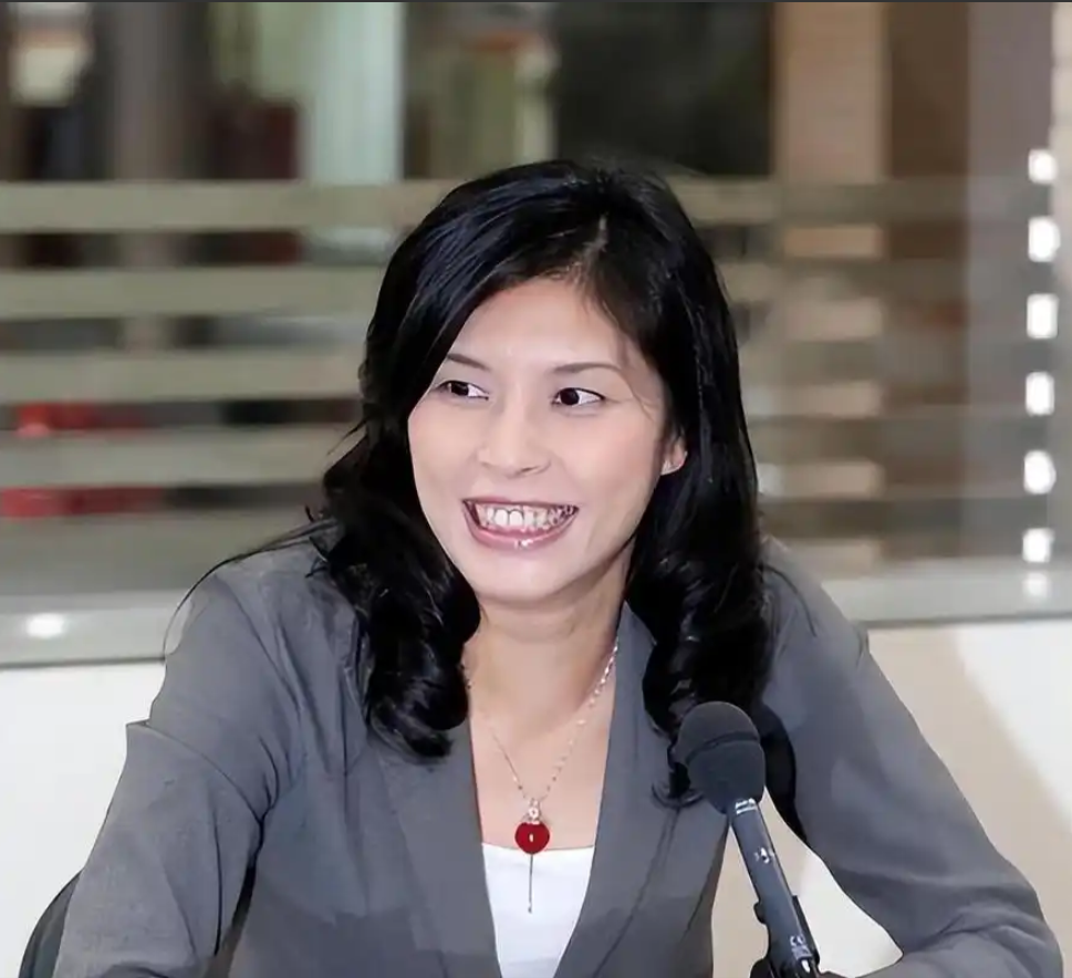 万万没想到，台湾省时事评论员郑丽文竟然抛出了这么犀利的问题！她问道：“如果有一天