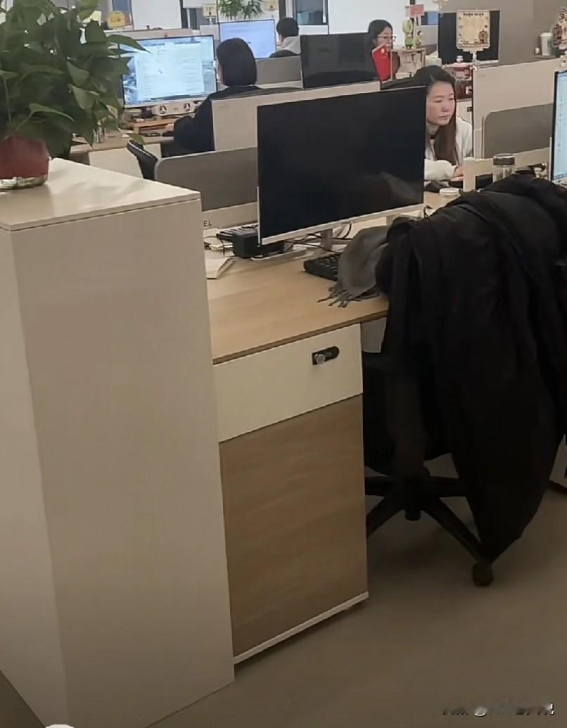 好不容易稳定了2个多月的仓管，又离职了，我们也只能再招~考虑到之前经常面试通过后