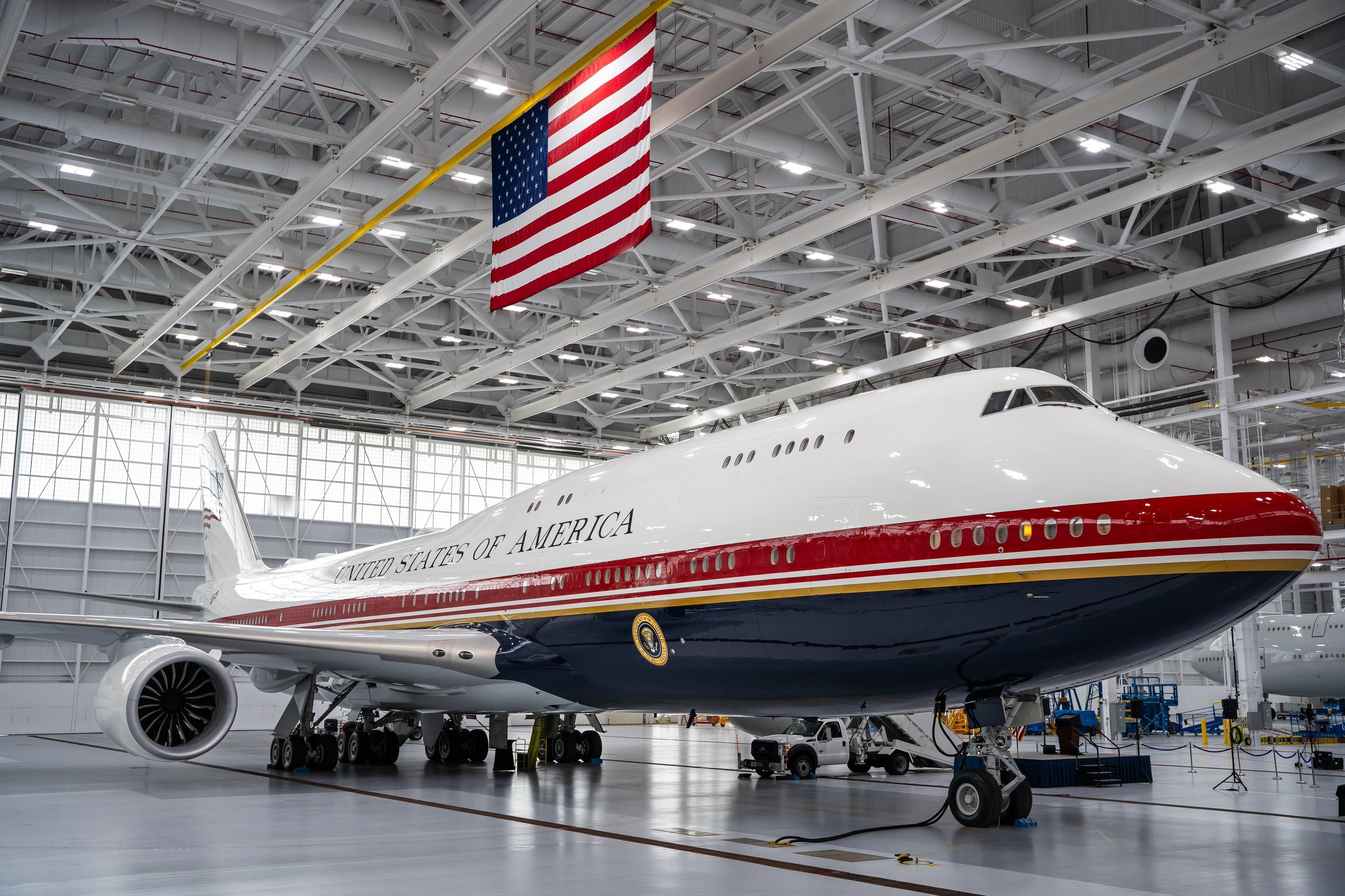 难道只有我一个人觉得特朗普新版的AirForceone比老款好看太多了吗！b