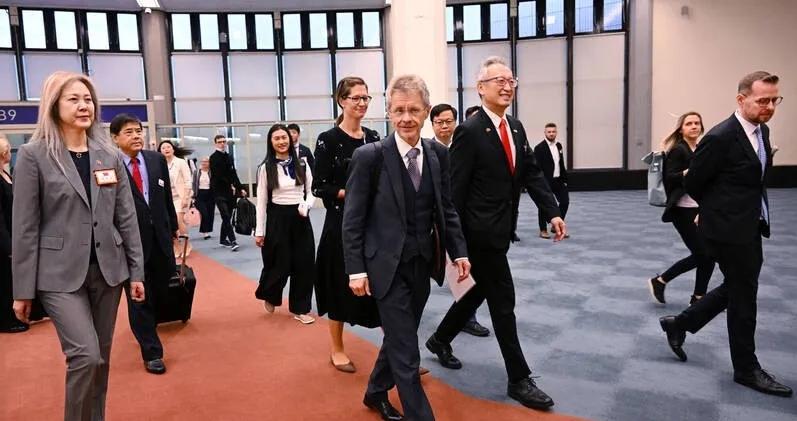 前脚捷克新任总理巴比什喊话希望缓和捷克和中国的关系，后脚捷克参议长维斯特奇尔今晨