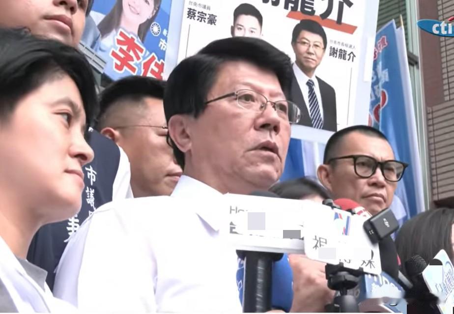 谢龙介登记参选台南市长高喊“蓝白全面合作”国民党立委谢龙介今天（1日）前往