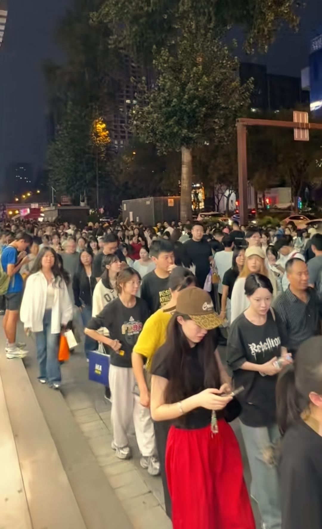 虽然江浙沪的天气比西安炎热很多，但是我感觉西安的夜生活更加发达。在江浙沪我发现晚