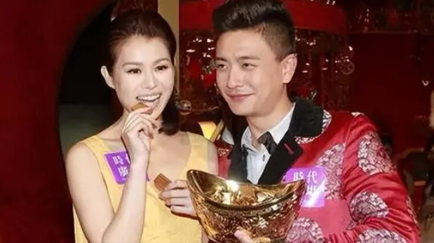 2015年，胡杏儿和黄宗泽同居8年后，带着3000w嫁妆，嫁给李承德。胡杏儿闺蜜