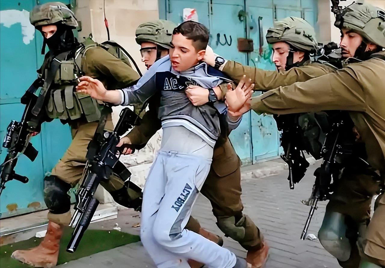 太离谱，亮明记者身份还被步枪指脸，摄影记者遭锁喉摔倒、相机被砸，整个摄制组被以色