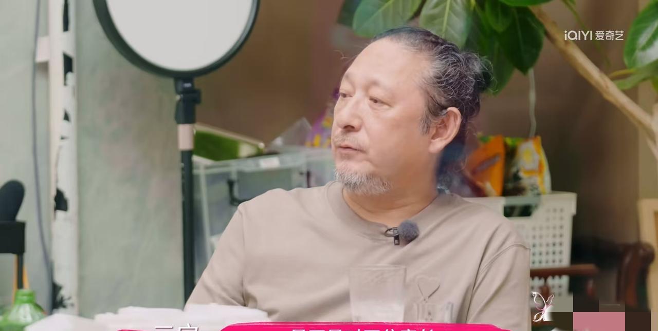 这妈妈不容易啊儿子不想写数学作业，三宝却说:“不想写就不写，你别觉得不写对不住