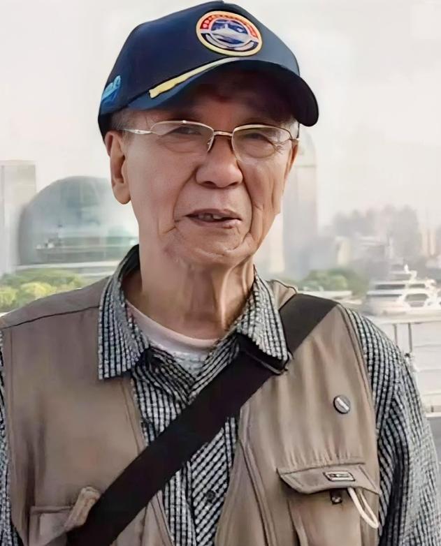 “眼泪止不住了！”沂蒙山舰停靠上海，91岁海军老兵没有参观资格，拿着1953年的