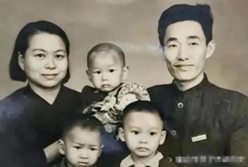 1947年，中统特务拿出一张相片，对搭档张一锋讲：“这人是地下党，过几天就去逮他