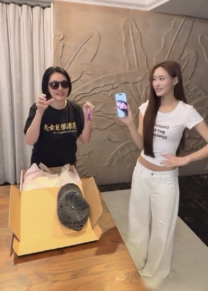 小S穿上女儿设计的T恤，胸前印着六个字：我女儿很漂亮。就冲这一件衣服，评论区直接炸了。大女儿Elly
