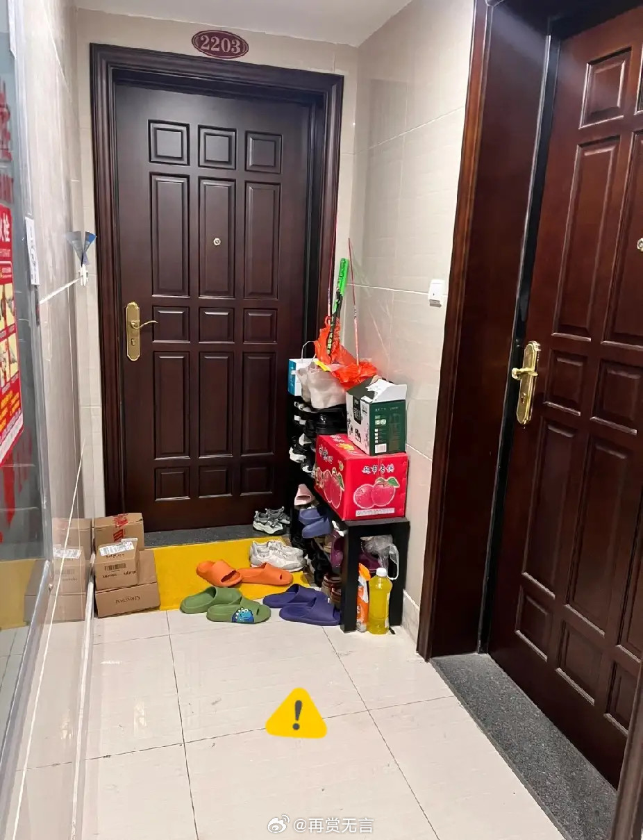 真的要被气笑了！我家鞋柜就摆在自家门口，占的地方巴掌大，压根没挡着谁的道。结果邻