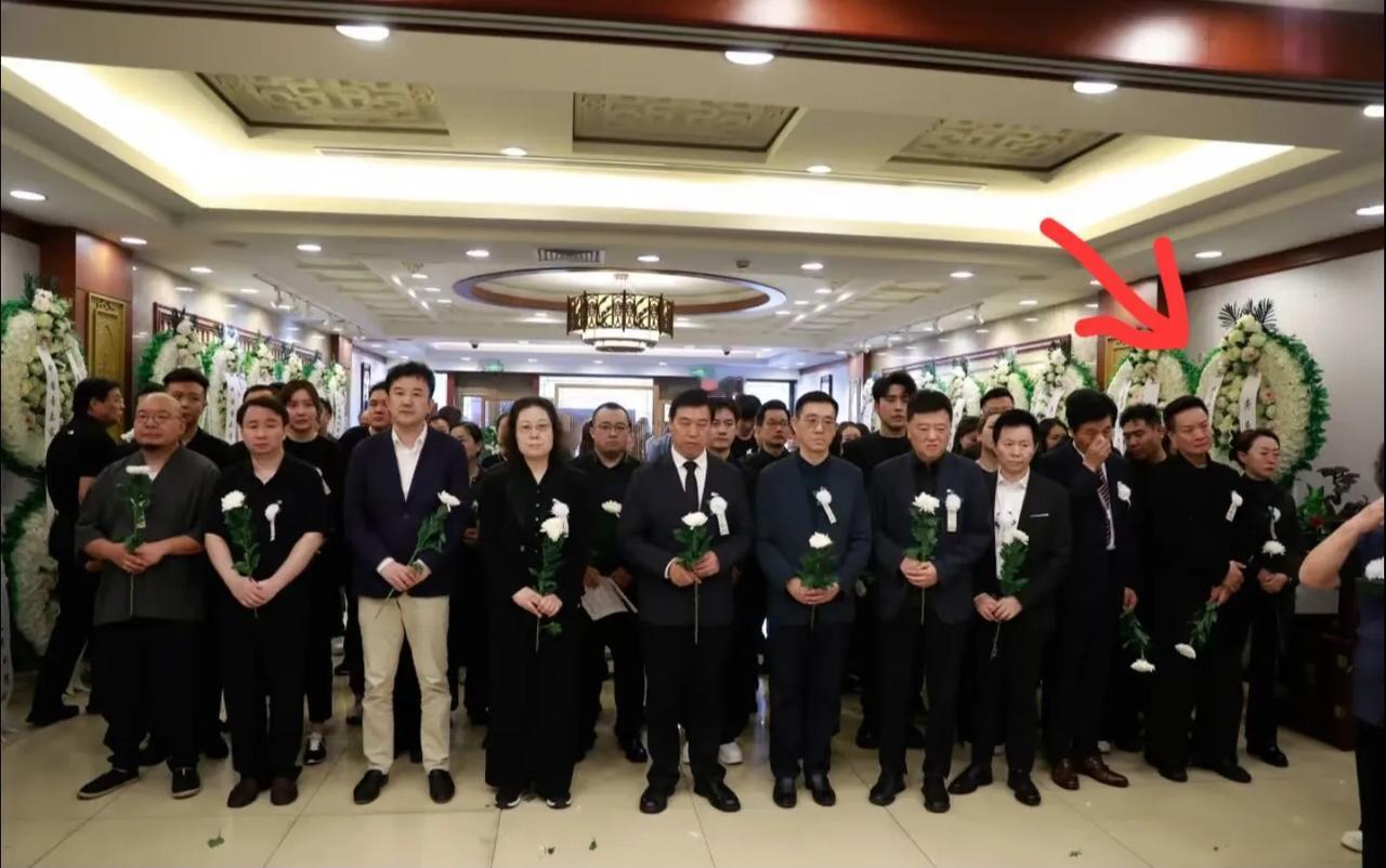 “民歌中国”官方账号，晒出了去参加龚爽告别仪式的各大歌唱名家，照片中我看到了阎维