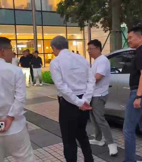 说白了，华为的韬定律是直接绕过了封锁，哪怕没有先进的EUV光刻机，依照这个韬定律