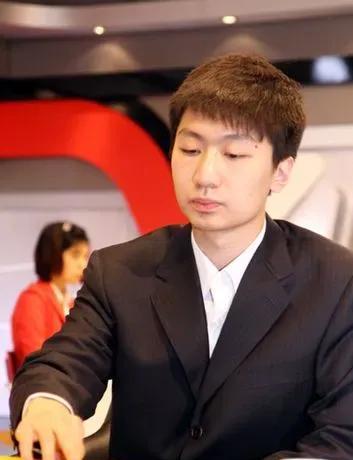 党毅飞输掉第一盘之后，第二盘上来就提速。对手是李钦诚，圈里叫他快刀，下棋本来就