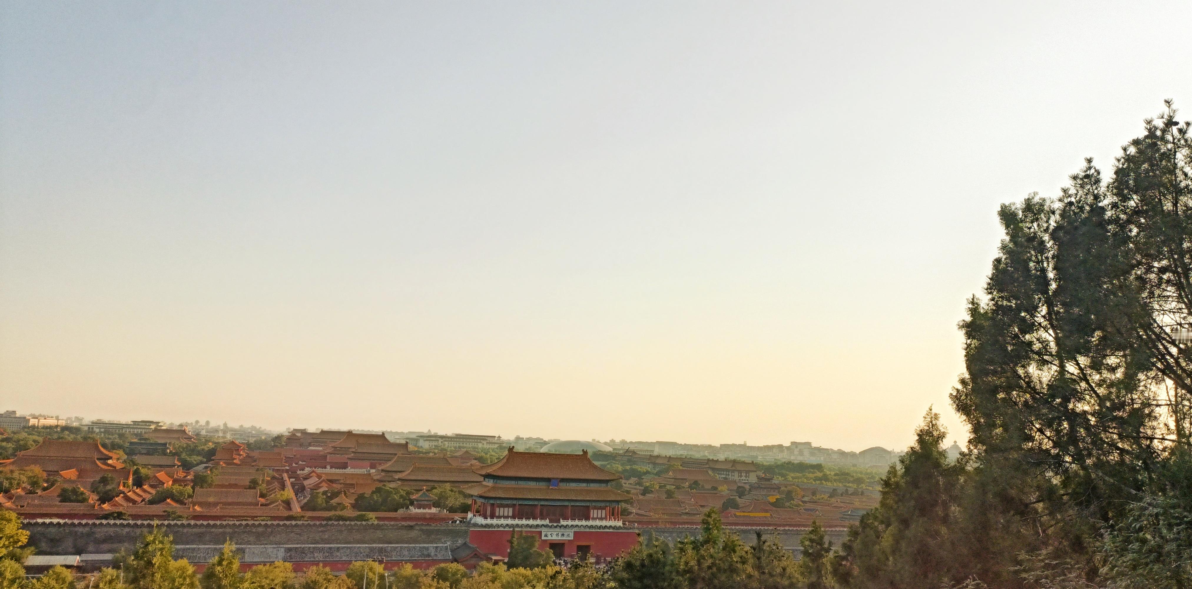 北京旅游结束了最累的是看升旗，2点多起床。还有看纪念堂，排了快4个小时的队[揣手