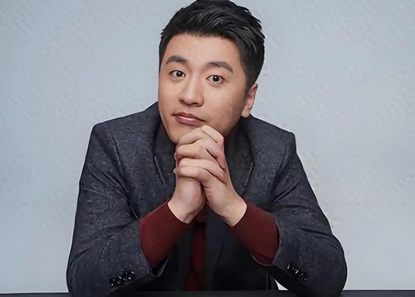 好好关心张雪峰女儿，爸爸突然离开对她打击太大了。 小孩看似不哭不闹，把所有的