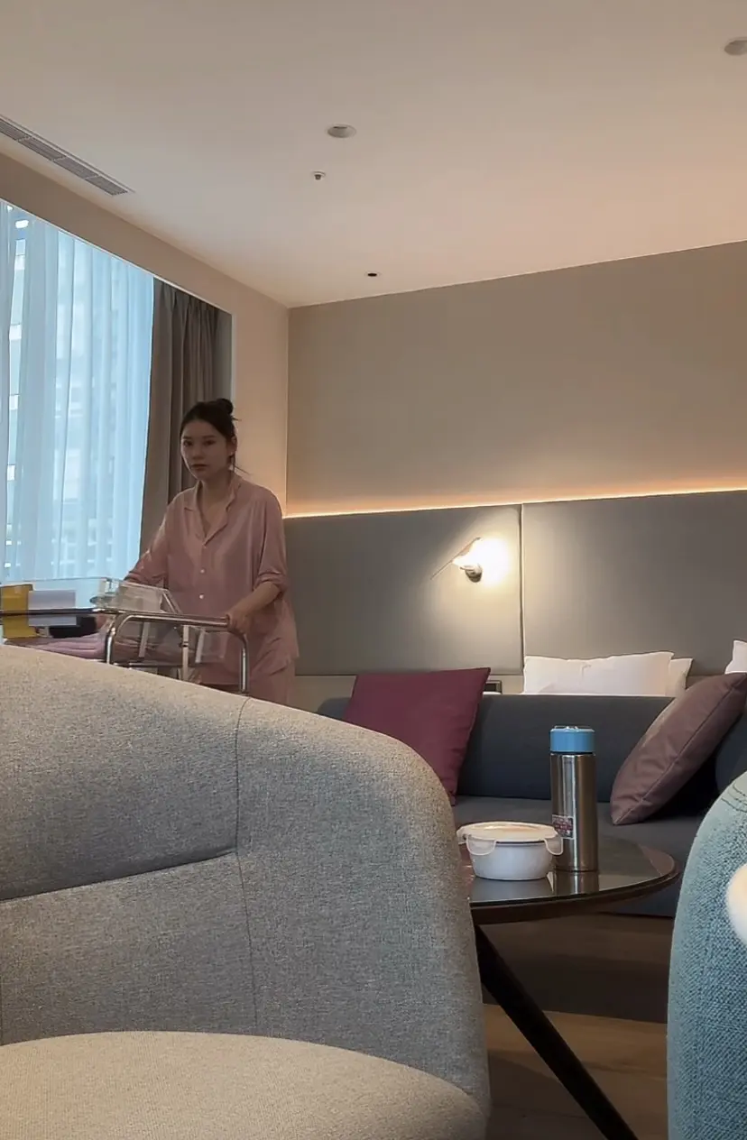 马筱梅产后首次开播，一边带娃一边直播。马筱梅产后13天开播带货，也是很...