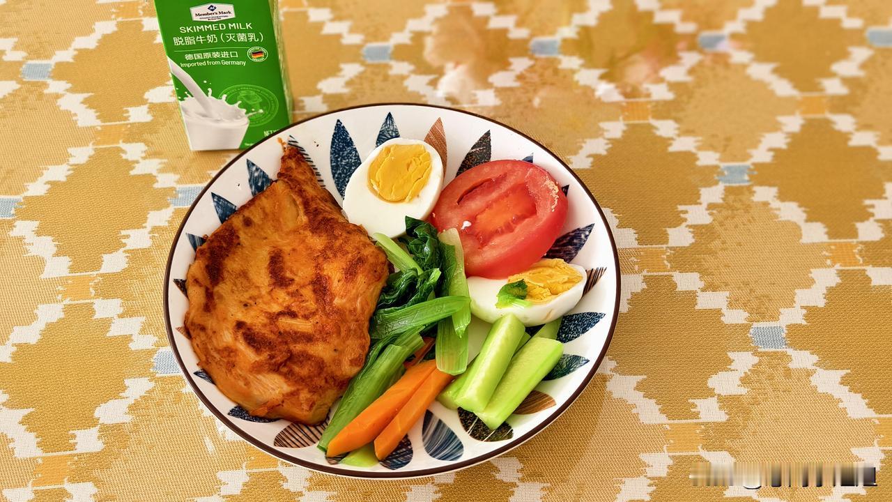 今天还是煎鸡胸肉，今天的鸡胸肉是奥尔良口味的，昨天是原味。昨天青菜是菠菜，今天