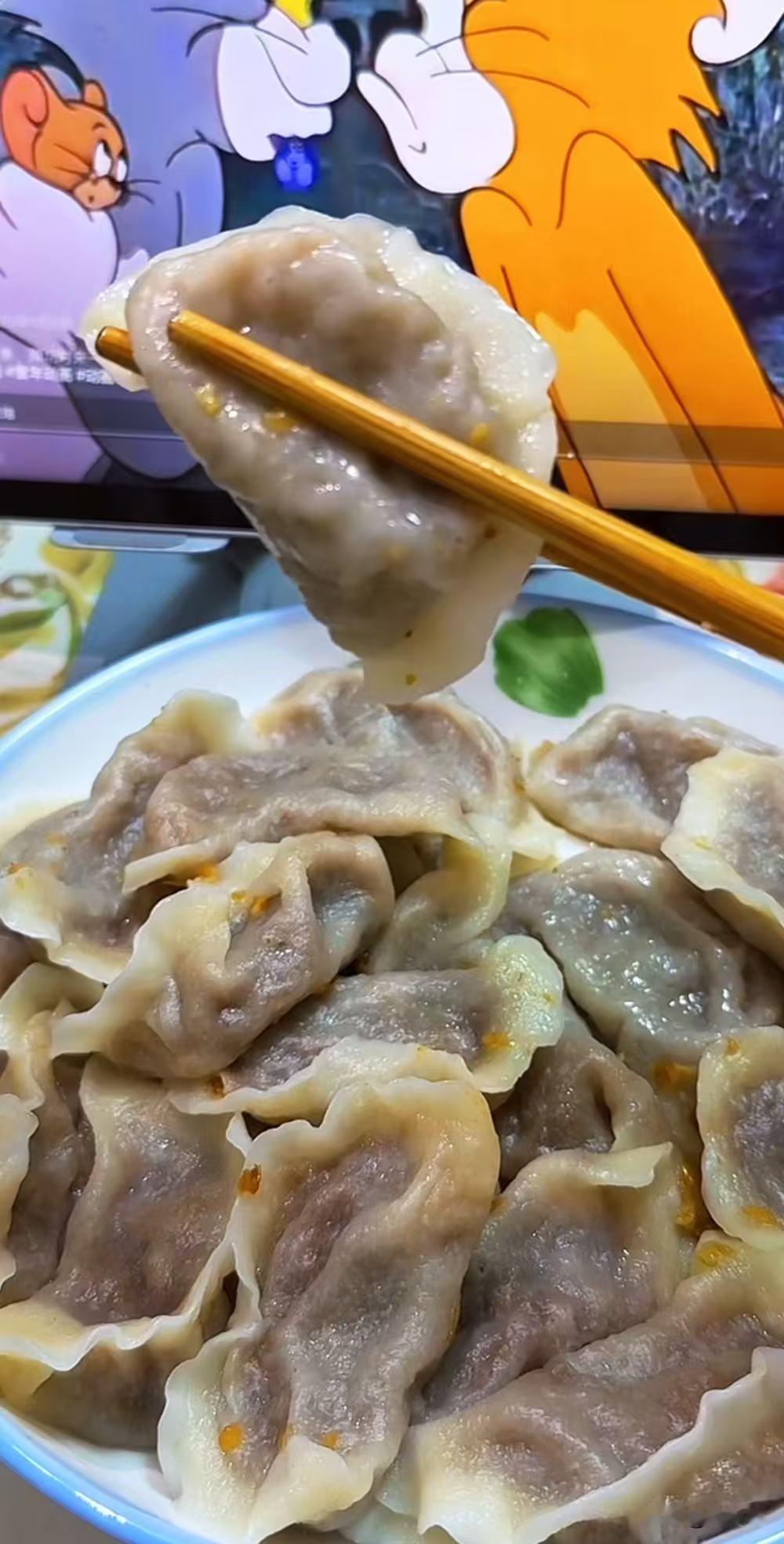你们平时都包什么馅儿的饺子?我平时最喜欢就是韭菜鸡蛋。我今年42岁了，独自一