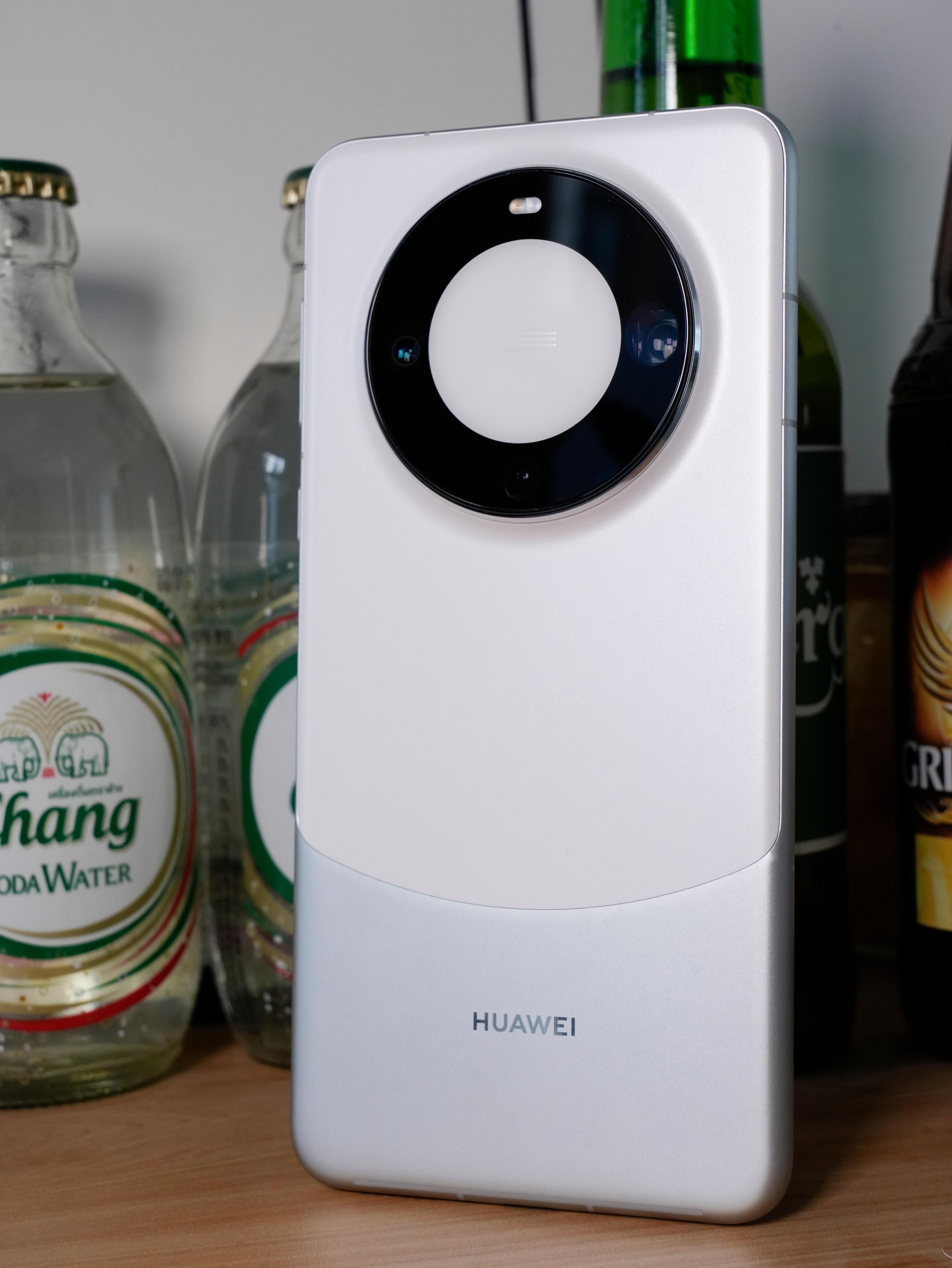 用Mate60也有快两年了，聊两个实打实的日常体验。双向北斗卫星消息真的很实用，