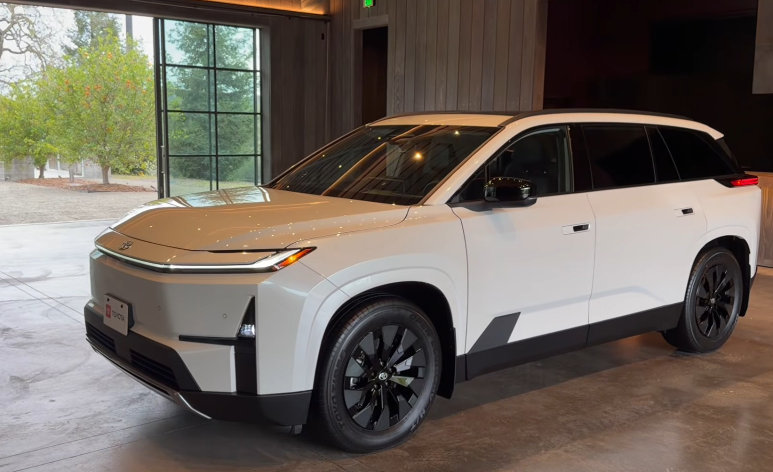 全新汉兰达来了外观上更有电车那味道，参考了丰田BZ系列、空间的话还是那么大，内饰