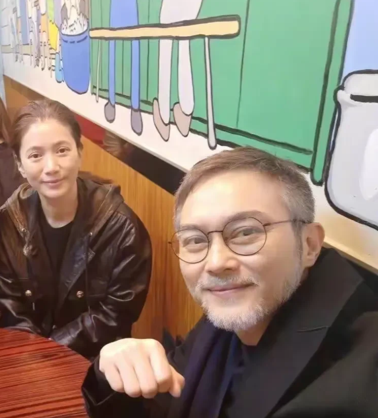 张智霖真是好神奇，平时不染发，不刮胡子的时候像个小老头。但只要稍微收拾下，立马