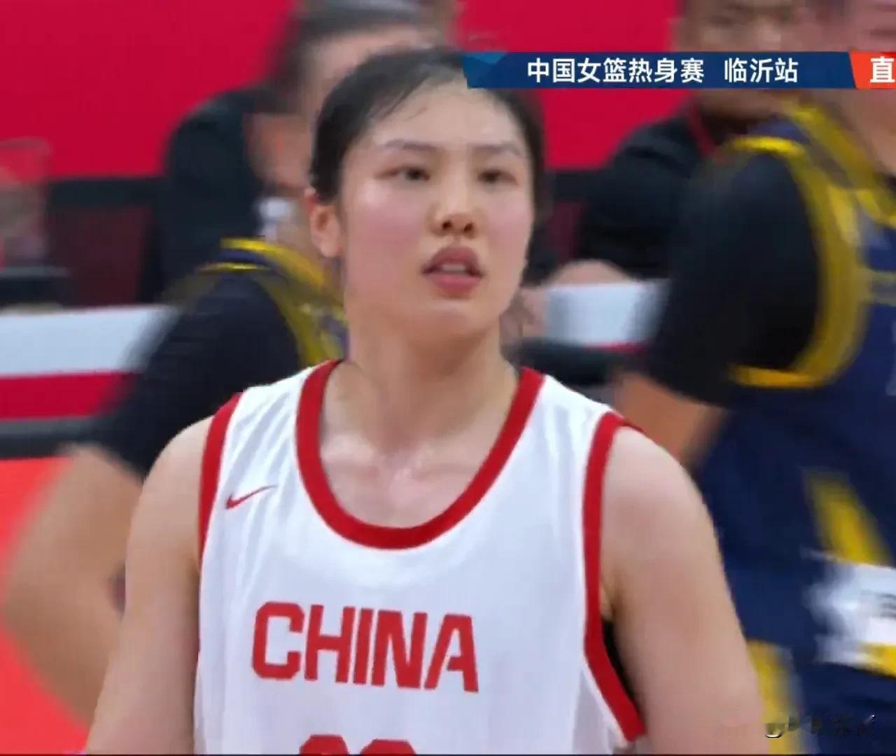 中国女篮上半时47-24领先。张子宇并未出场。第二节，中国队韩旭仅出场三分钟