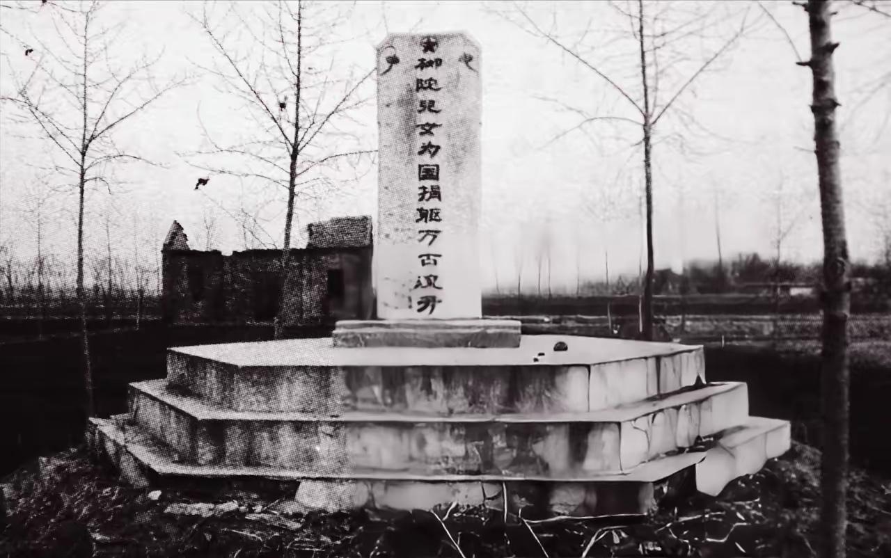 一个被浅埋的女子，全身赤裸趴在泥土里，腰部有一处创伤，旁边的土中露出一只孩子的小