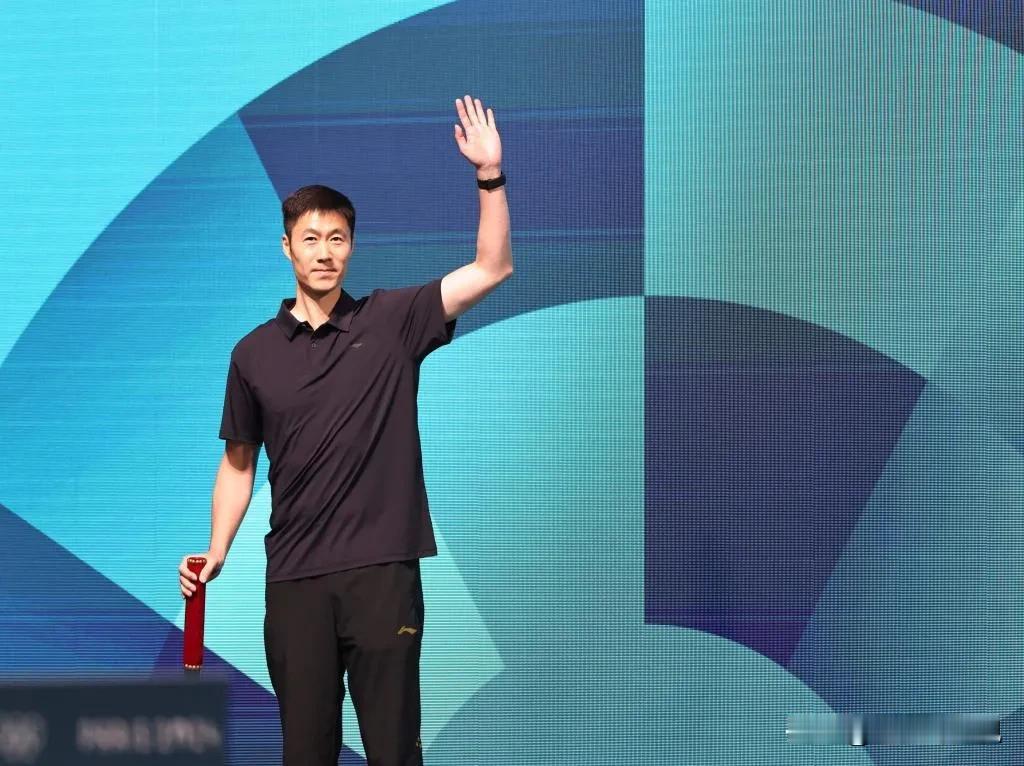 国乒过了一个热辣滚烫的五一。因为王主席穿短袖，其他人长衣长裤，就说王主席自私