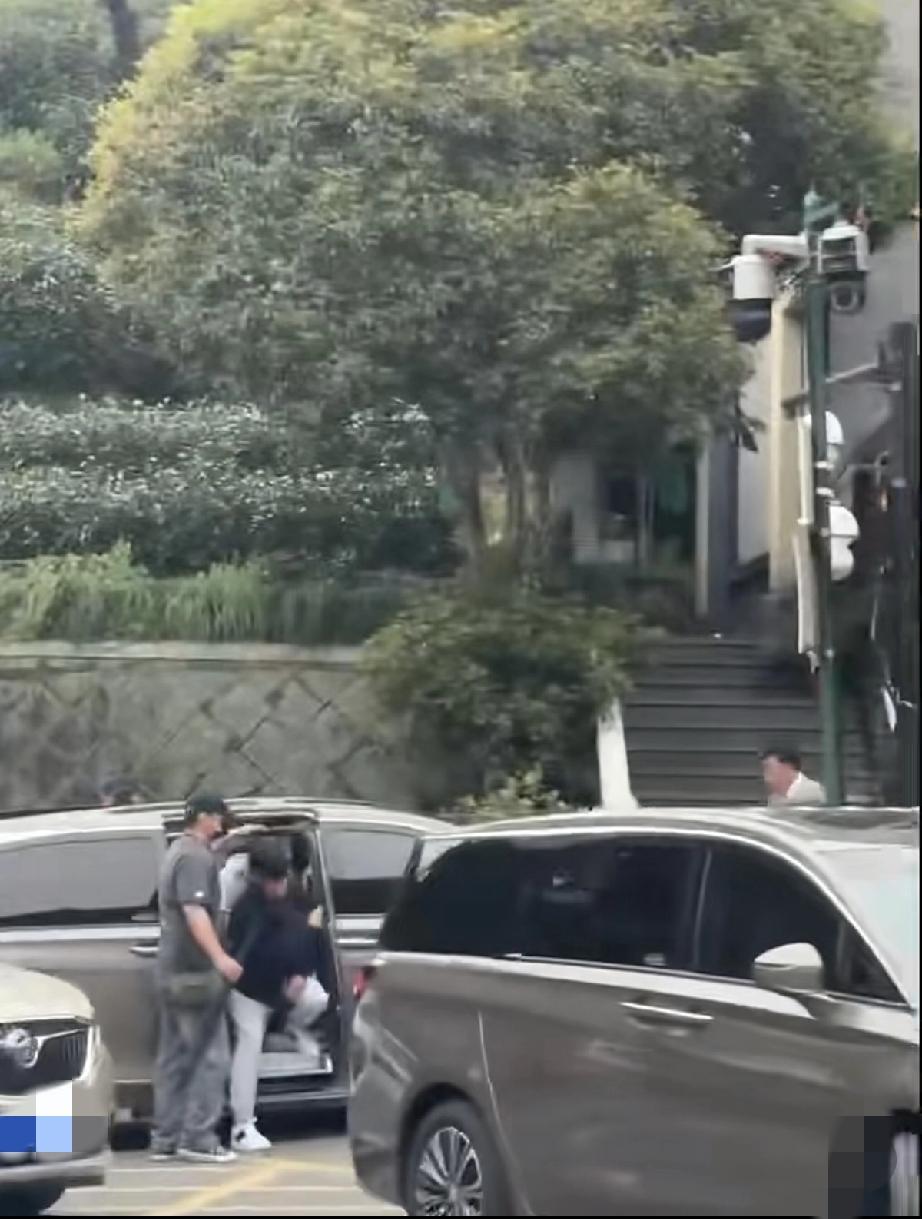 4月6日，周杰伦杭州演唱会结束后，一大早乘车前往龙井村喝茶，他打扮休闲戴着一副墨