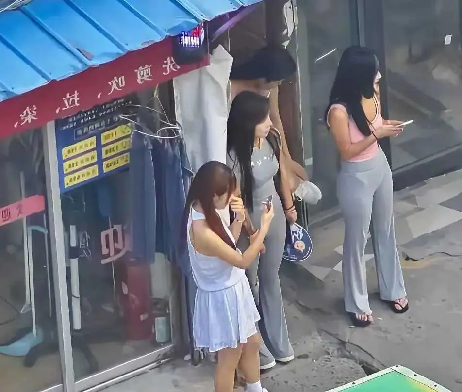如今理发店果然是暴力，这么多人排队！！