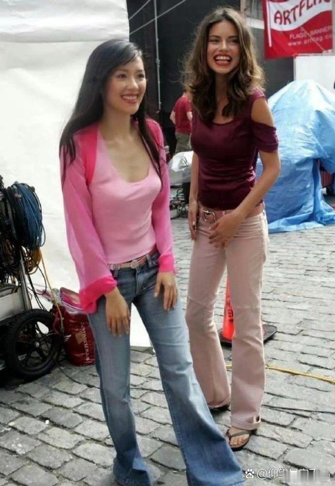 章子怡早期这穿搭太绝了，明艳大气又有格调，这才是名副其实的国际章！