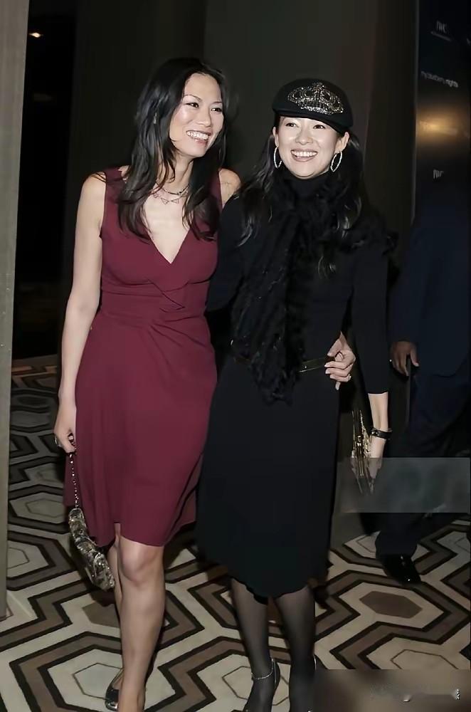 感觉章子怡和邓文迪的关系非同一般，通过邓文迪认识这么多大佬级人物，这也是她的偏得