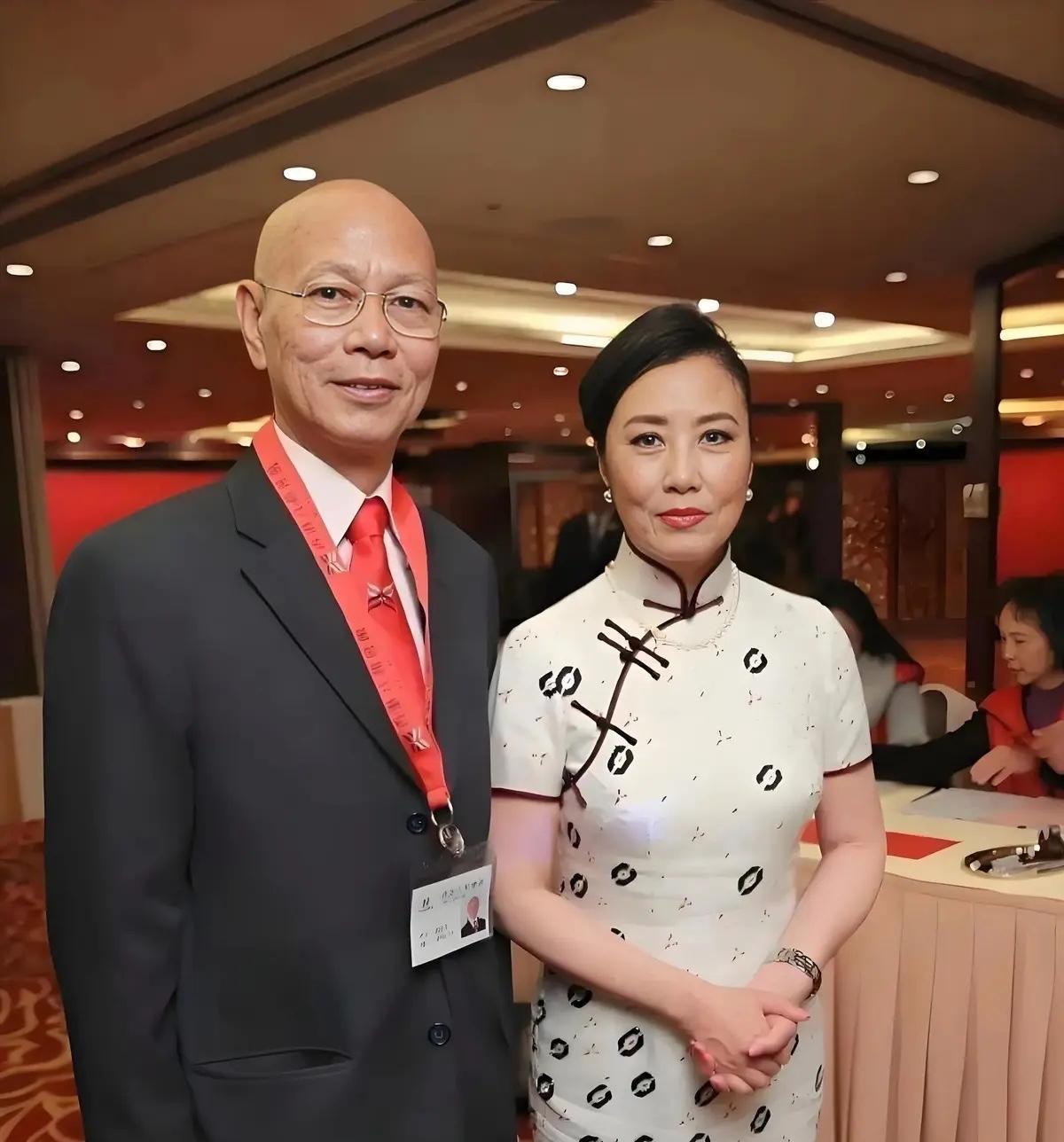 这夫妻俩的事儿真是让人心寒！丈夫罗家英四次抗癌，前前后后花了快300万，把家底