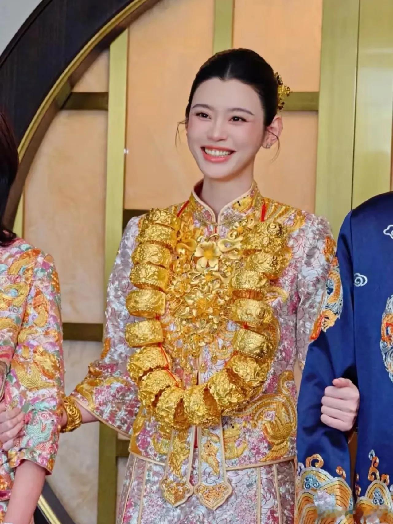 奚梦瑶何猷君中式婚服细节曝光，华贵、传统、庄重，三个词刚刚好！老祖宗传下来的婚嫁审美真的无可替代。一