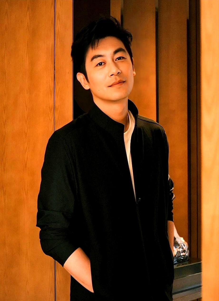 聚光灯烤着脸。话筒戳到嘴边。那个女记者，口红鲜艳，眼睛亮得反常。她先问了几