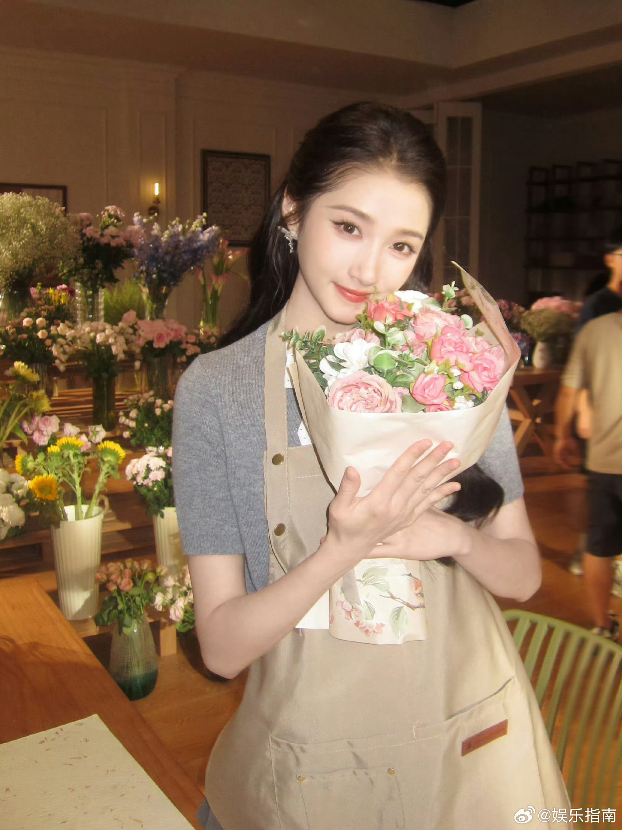 关晓彤这套妆造好美啊！完全是小时候最想成为的温柔知性大姐姐