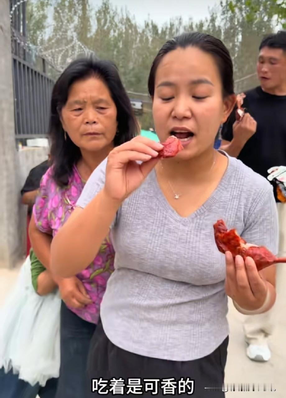 小故事！小飞和梦凡一行人，如约到了李家，李家特意端出喷香的鸭腿招待