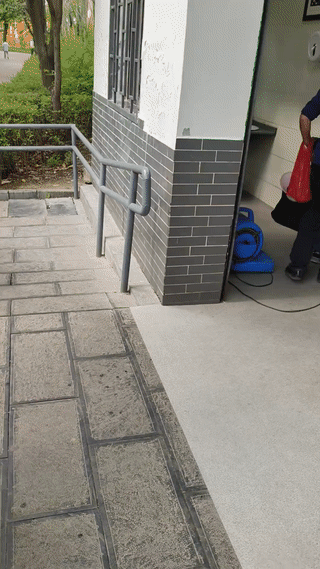 这把大爷都给整懵了？他反复确认自己来的到底是不是男厕所？直到看到3个男扮女装